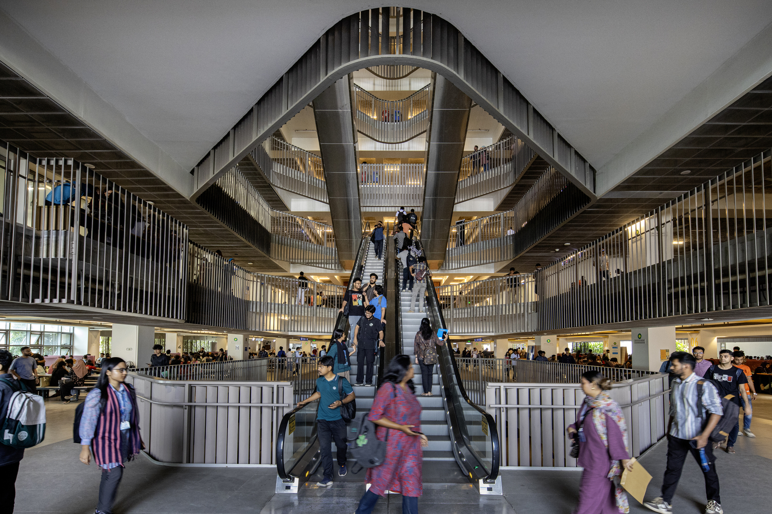 寬敞自動扶梯強化水平動線，使高密度使用者仍能自然交流。