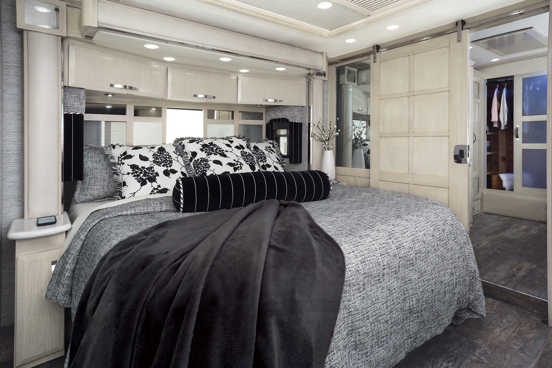 外觀與一般巴士沒有差別的King Aire，可是將一個居家環境完整地移植到車艙內。