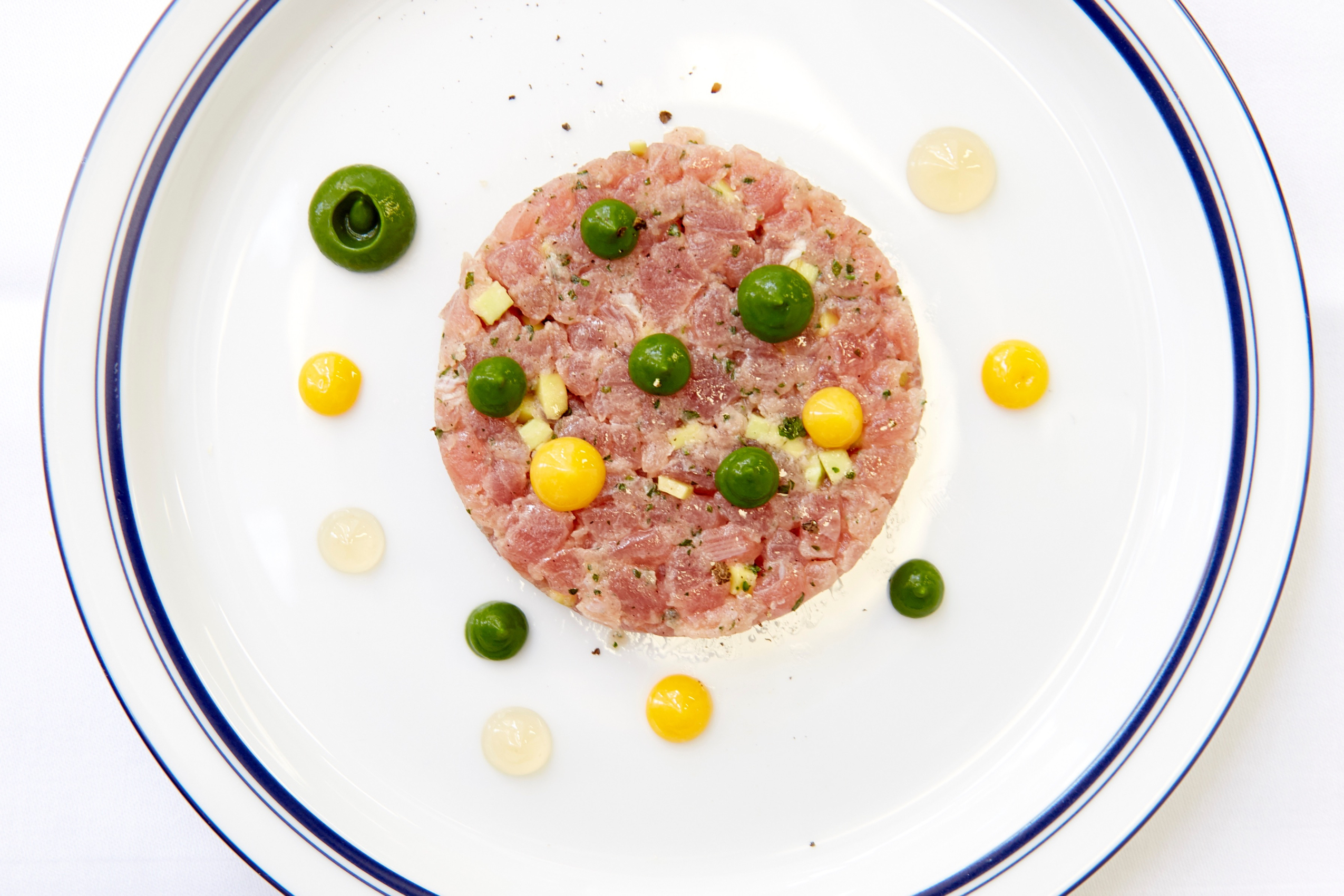 「手切吞拿魚」搭配大量酪梨及獨門清爽醬汁，保有鮪魚油脂豐富鮮美的口感。