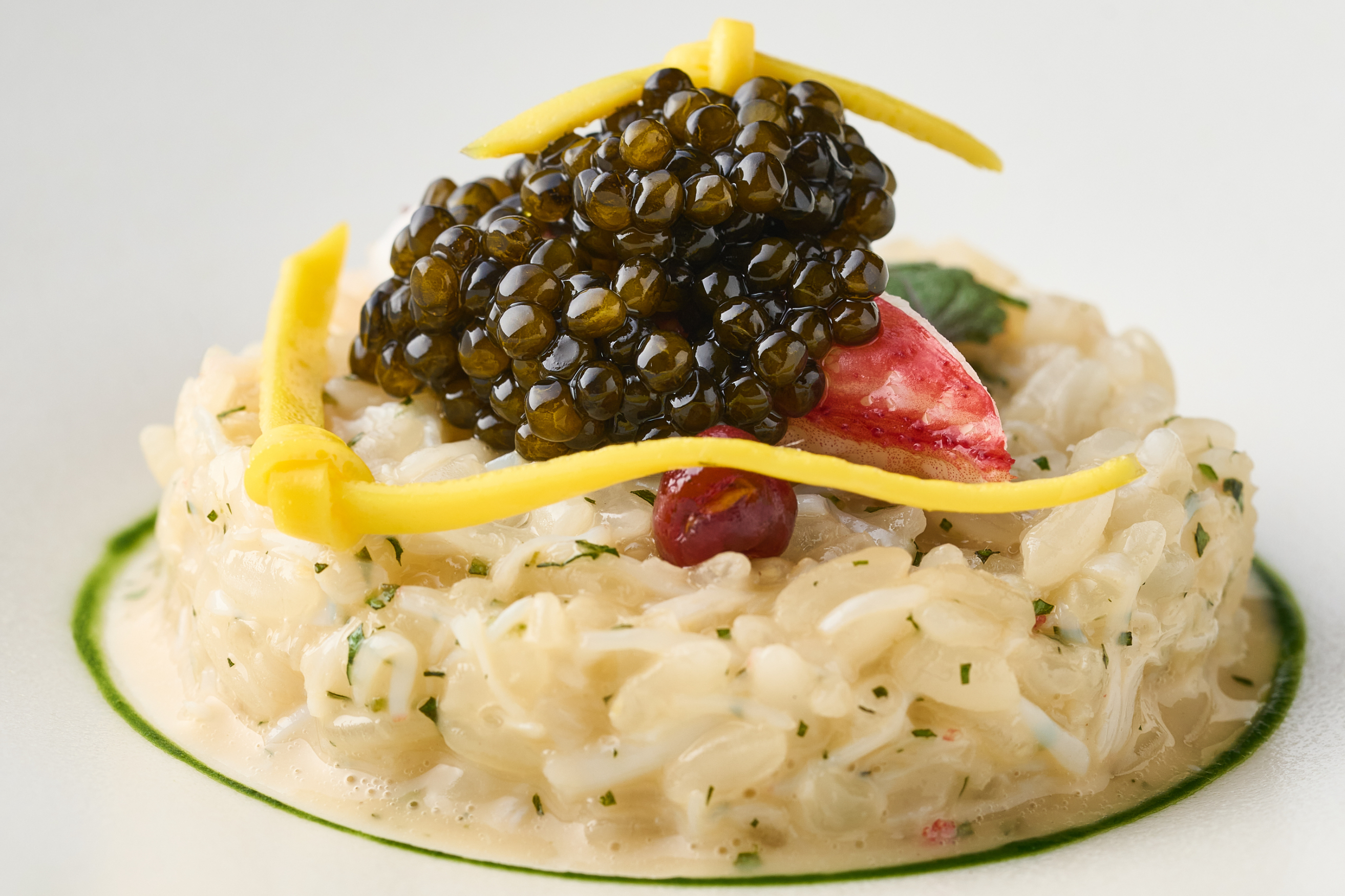 以糯米代替意大利 Risotto 的厚重感，加入韓式芝麻油等調味的創意料理。