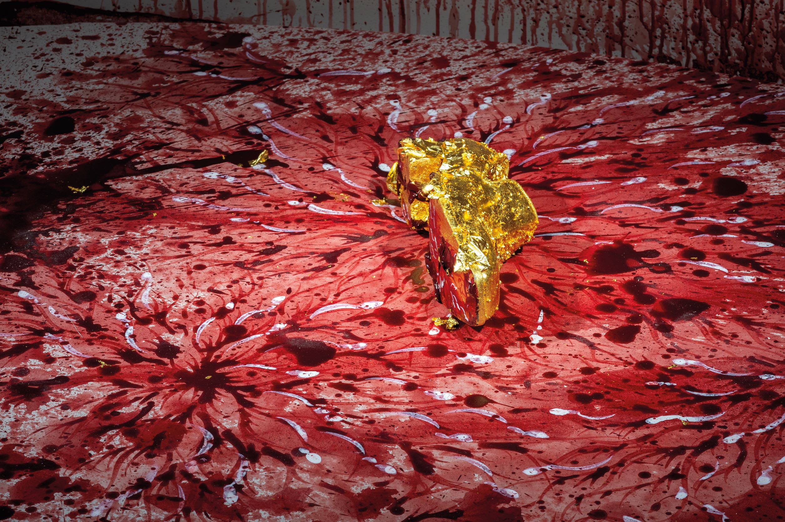 第三展間還展出了巴基斯坦演出者 Imran Qureshi 為展覽設計的裝置藝術「This too will end, if you go on a step or two」。