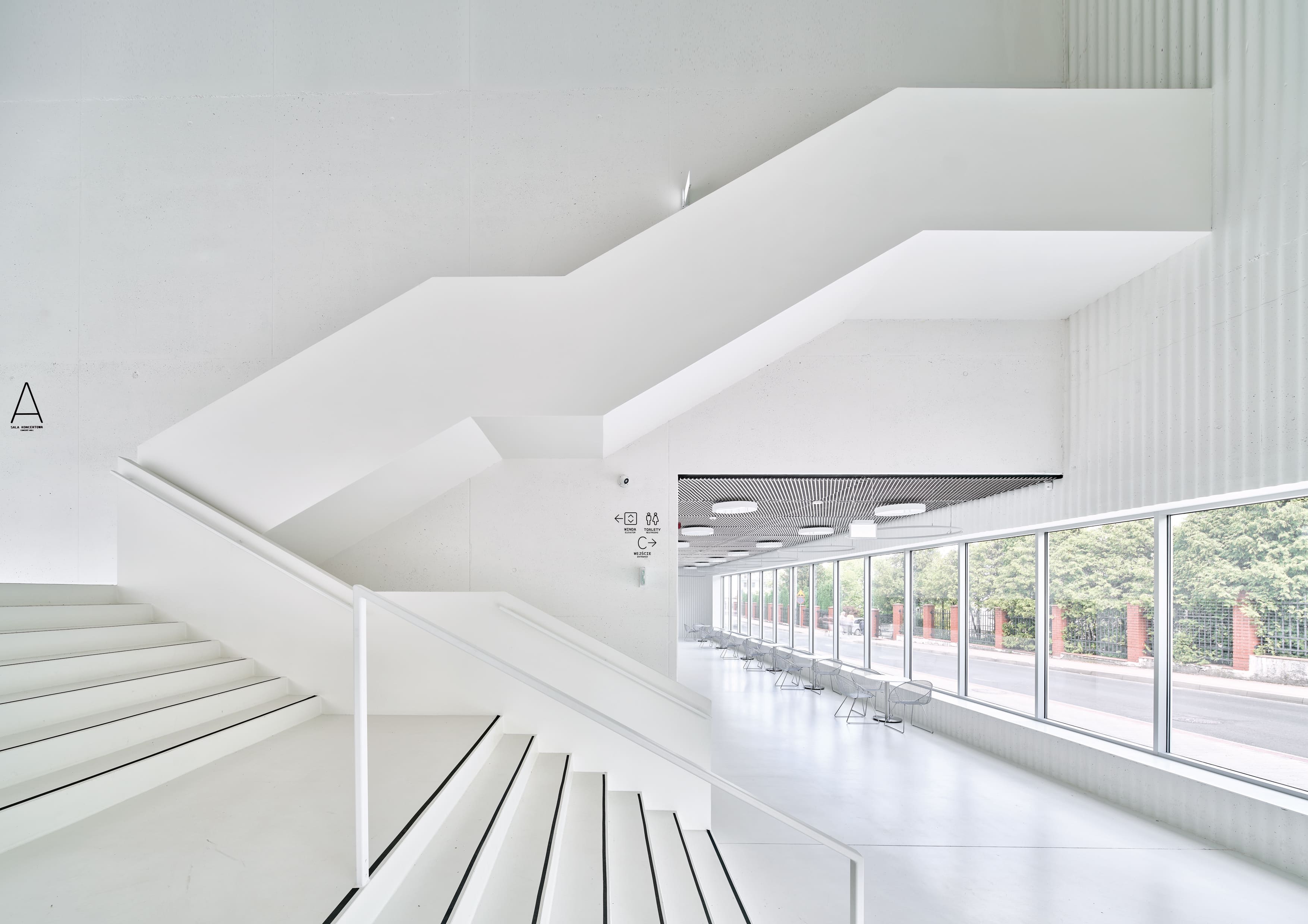 白色系的內部空間營造出優雅又時尚的極簡美學氛圍。