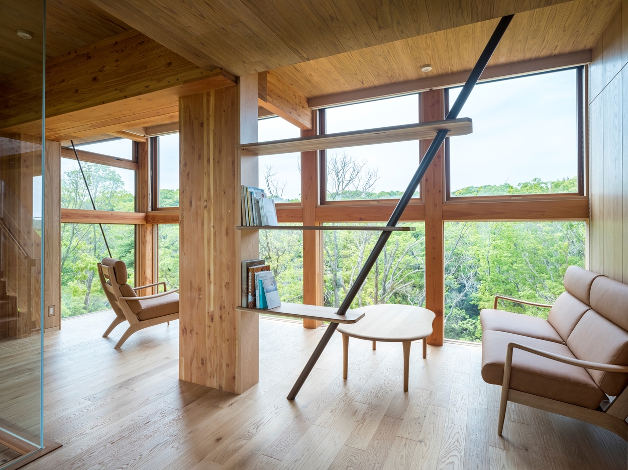 望向茂密林野的禪坊閱覽休息區。