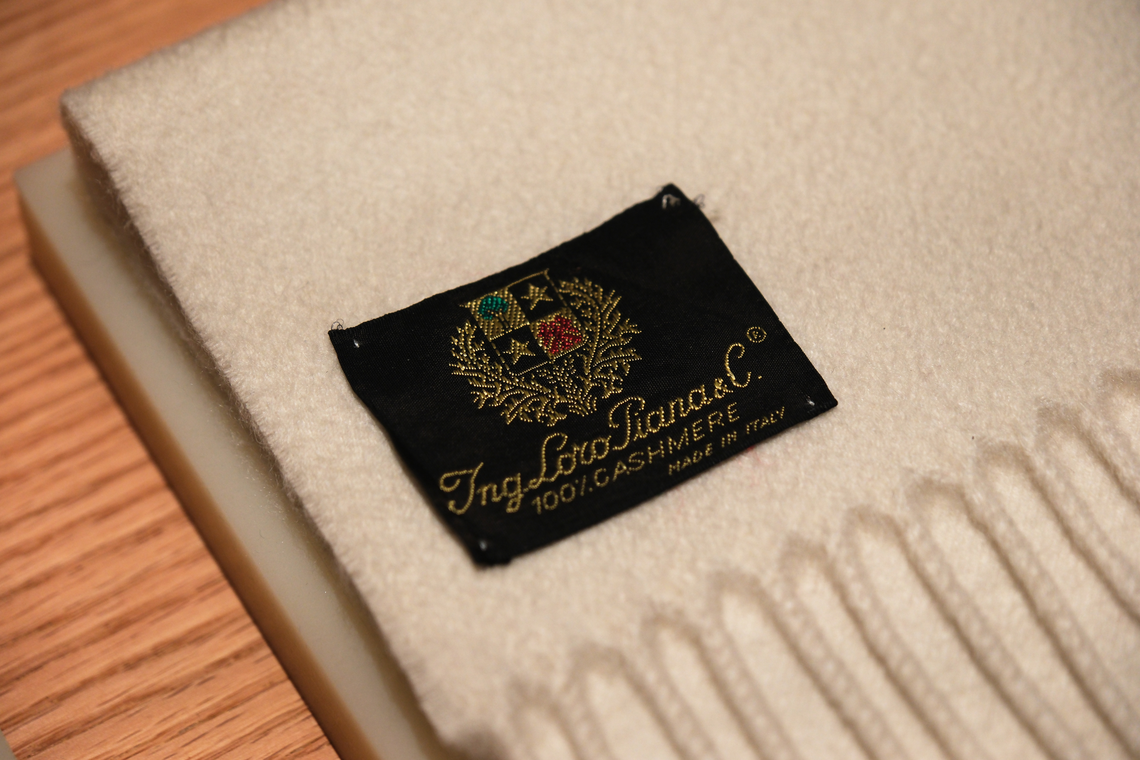 Loro Piana 除頂級美利奴羊毛外，亦推出 100% 喀什米爾圍巾等製品，展現品牌對材質與工藝一以貫之的極致追求。