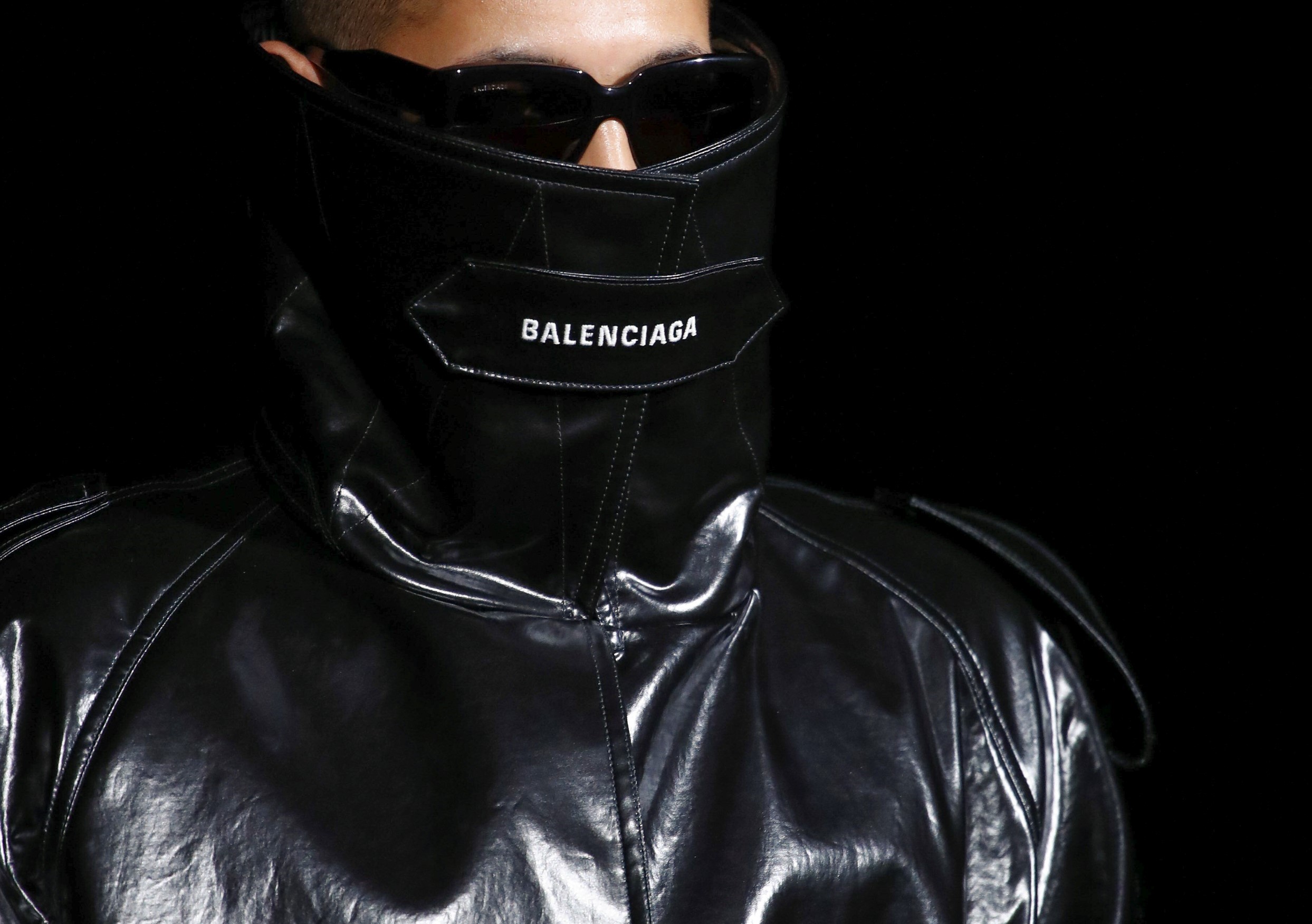 開雲集團中暨 Gucci 之後表現也拉出紅盤的 Balenciaga，現由法國時裝品牌 Vetements 創辦人 Demna Gvasalia 擔任創意總監，把前衛概念結合潮流時尚，在千禧世代消費者中迅速刮起一道炫風。