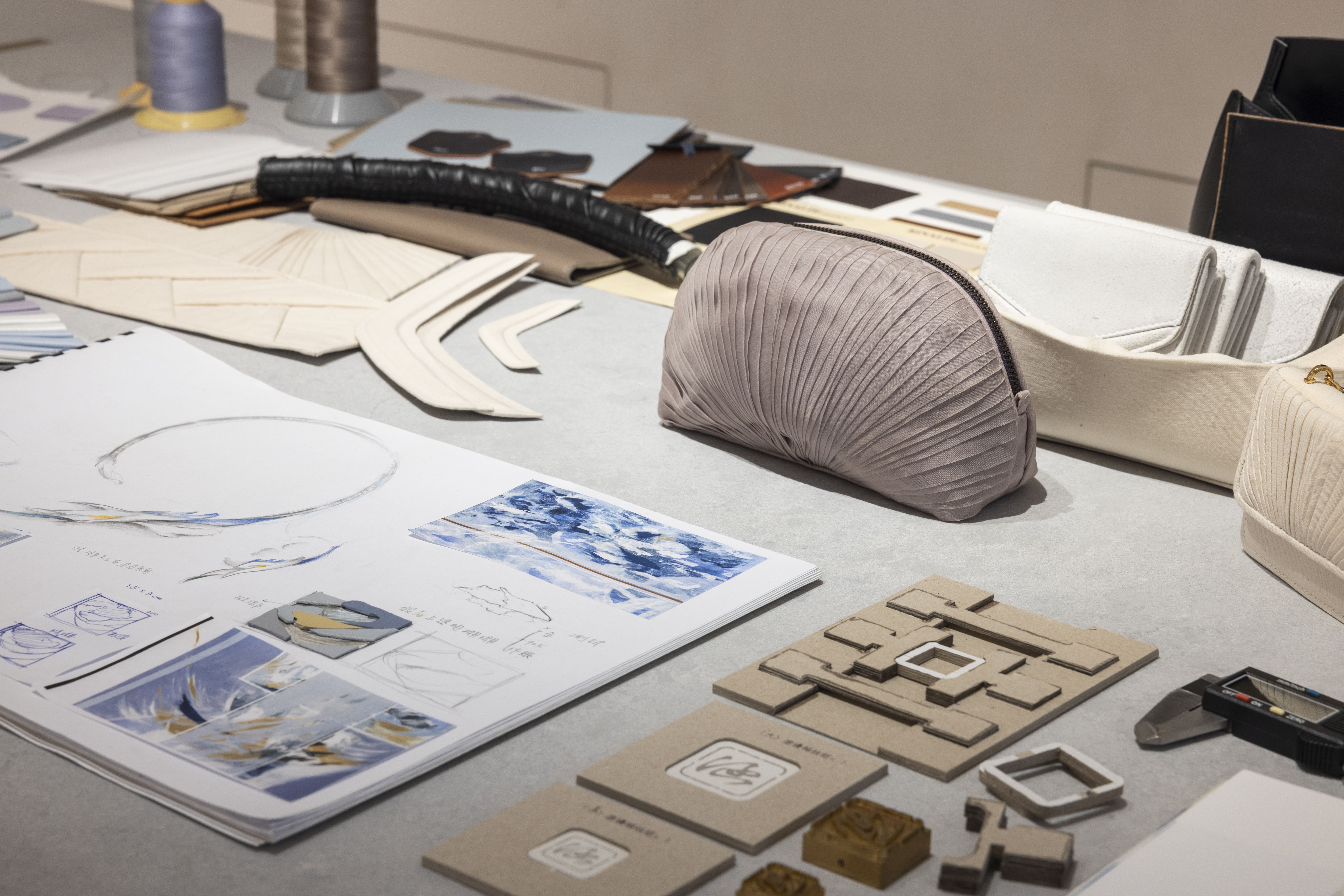 位於安和路上的概念店規劃了一場故事展演，展現她一路走來的創作歷程與生命印記。