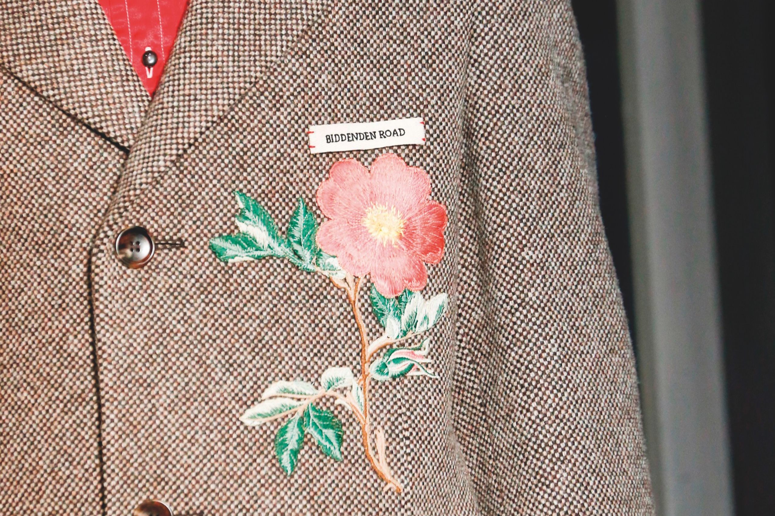 Alessandro Michele 對細節極為講究， 無論是皮帶飾紋、刺繡貼章與墜鍊首飾都是設計舞台，也以此可自由妝點的小物突顯整體風格變化性。