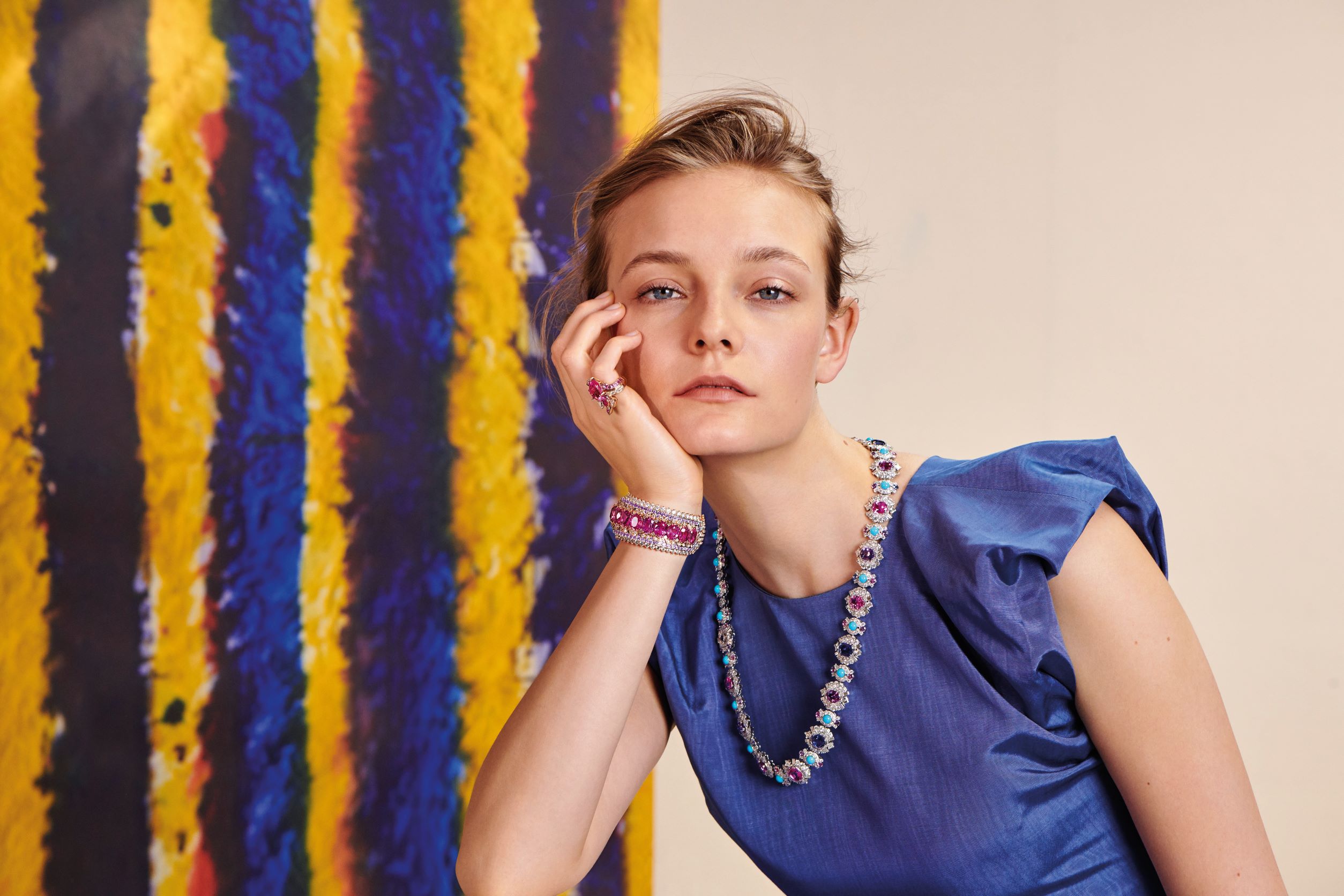 Van Cleef & Arpels 為《羅密歐與茱麗葉》高級珠寶系列創造全新百餘件作品，其中多數靈感來自文藝復興時期 Verona 古城的輝煌建築風格與瑰麗裝飾，成為妝點現代茱麗葉不可或缺的經典元素。