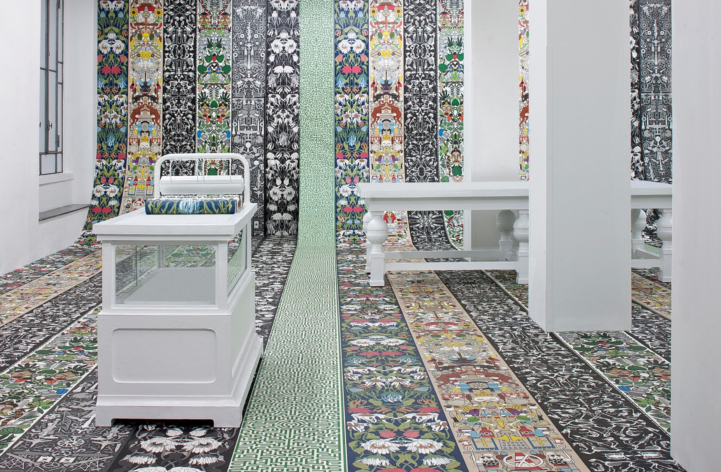 與荷蘭壁紙品牌 NLXL LAB 合作推出的壁紙系列，大展 Studio Job 最擅長的圖騰美學。