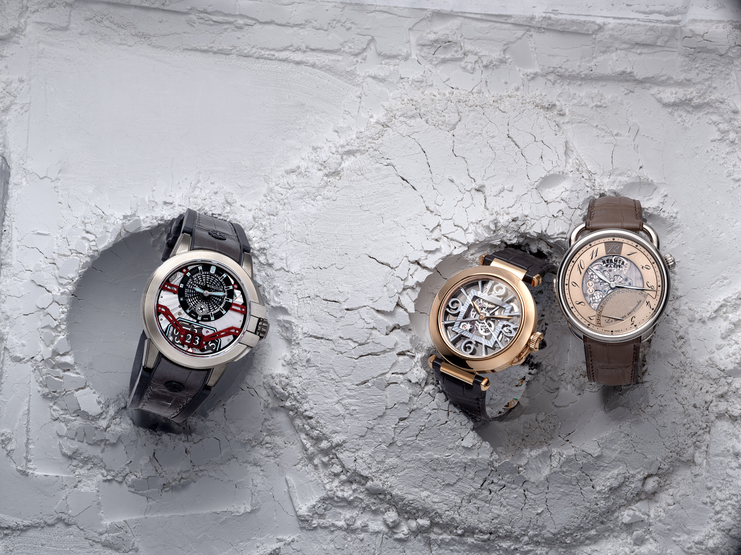 （左）Harry Winston Ocean 系列 Zalium Variation Gray/Black，搭載 HW3206 自動上鍊機芯，鋯合金（ Zalium ）錶殼，具時間顯示與日期窗，錶徑 42.2 mm ，防水深度 100 米。（中） Cartier Pasha de Cartier 腕錶，搭載 9624 MC 型自動上鍊機械機芯， 玫瑰金錶殼，僅具時間顯示，錶徑 41mm ，防水深度 30 米。 （右） Hermès Arceau Le temps suspendu 暫停時間腕錶。