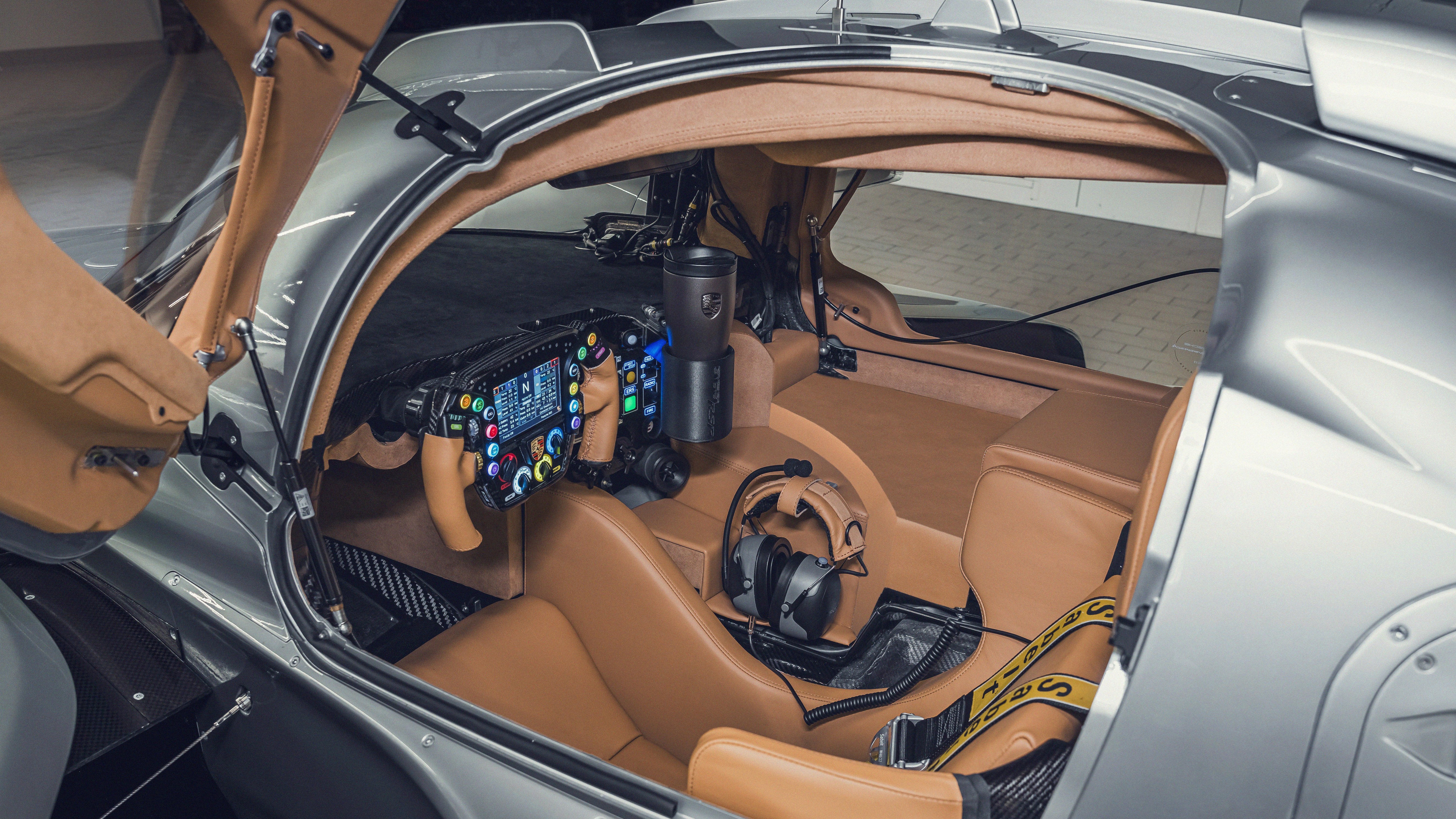 Porsche 963 RSP 多元功能方向盤，是源自賽道的明證。