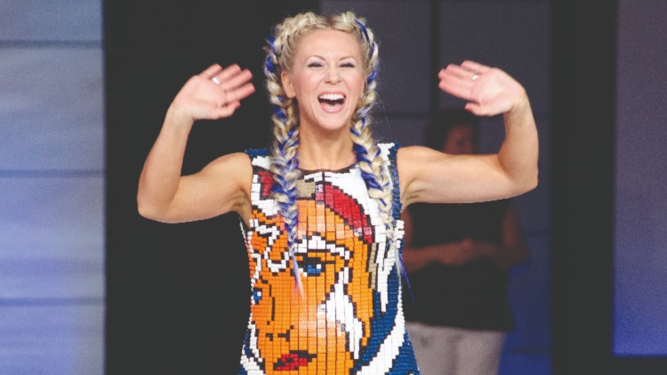 為星際大戰配音的艾希莉·艾肯斯坦（Ashley Eckstein）穿上藝術家內森·薩瓦亞Nathan Sawaya用1萬片樂高積木製作的禮服。