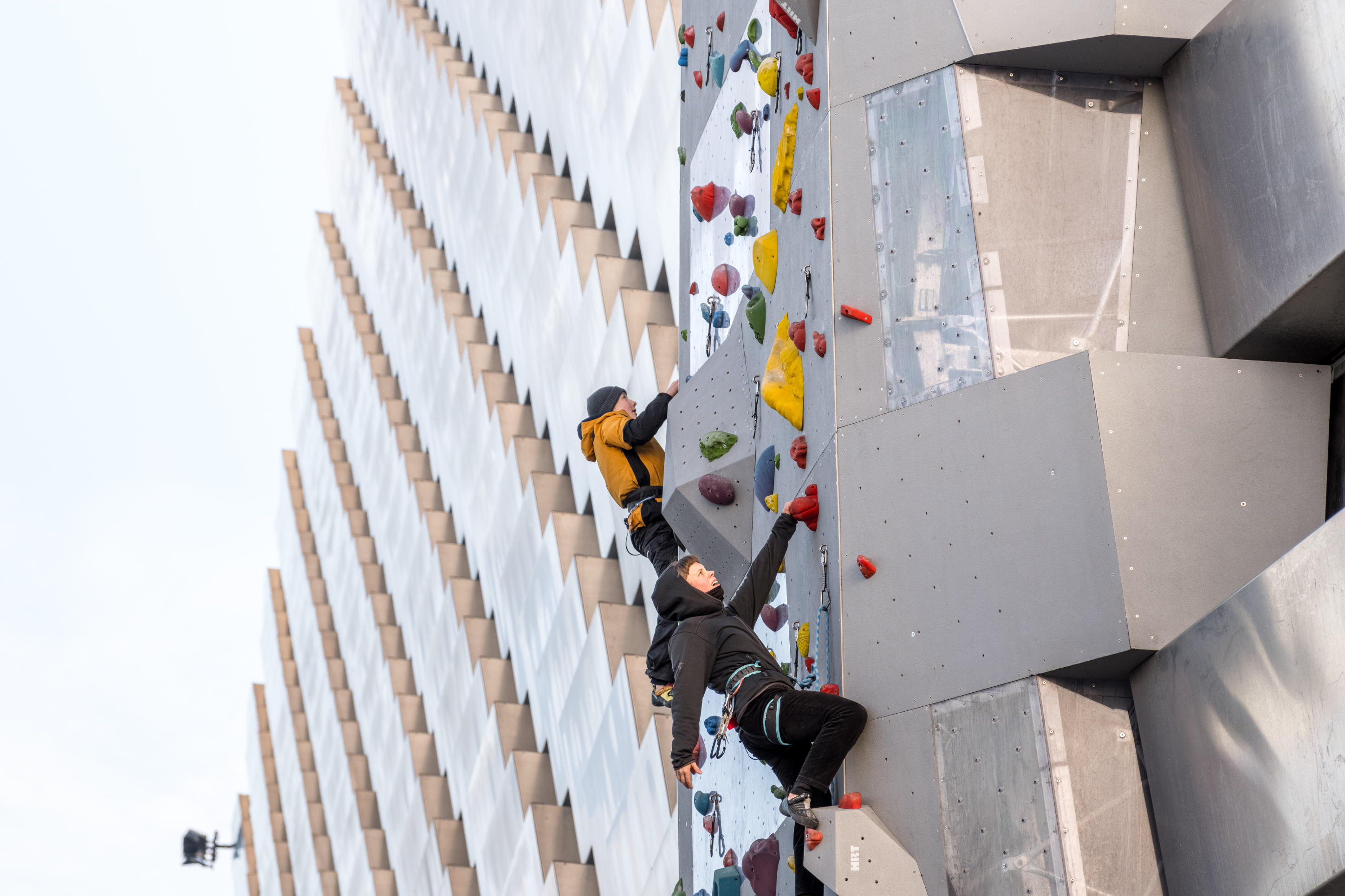 在最高垂直立面上設置 85 公尺高的攀岩牆，為全球最高的人工攀岩牆。