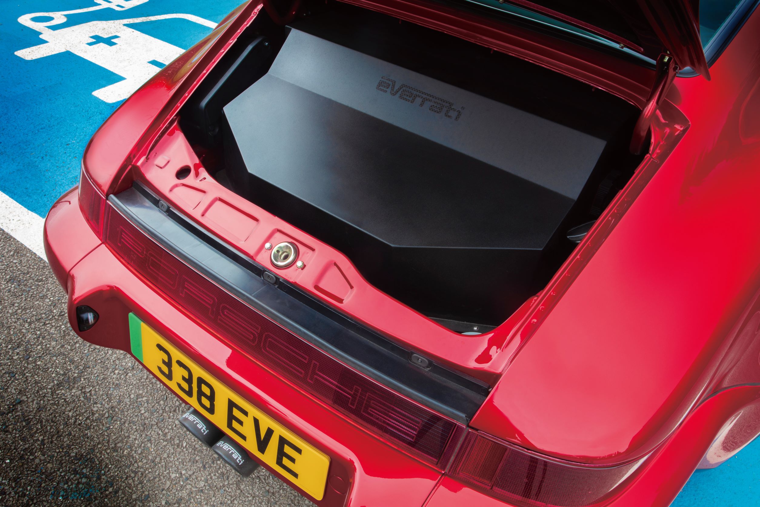 電動 911 原本的後置引擎，已經改成「後置馬達」。