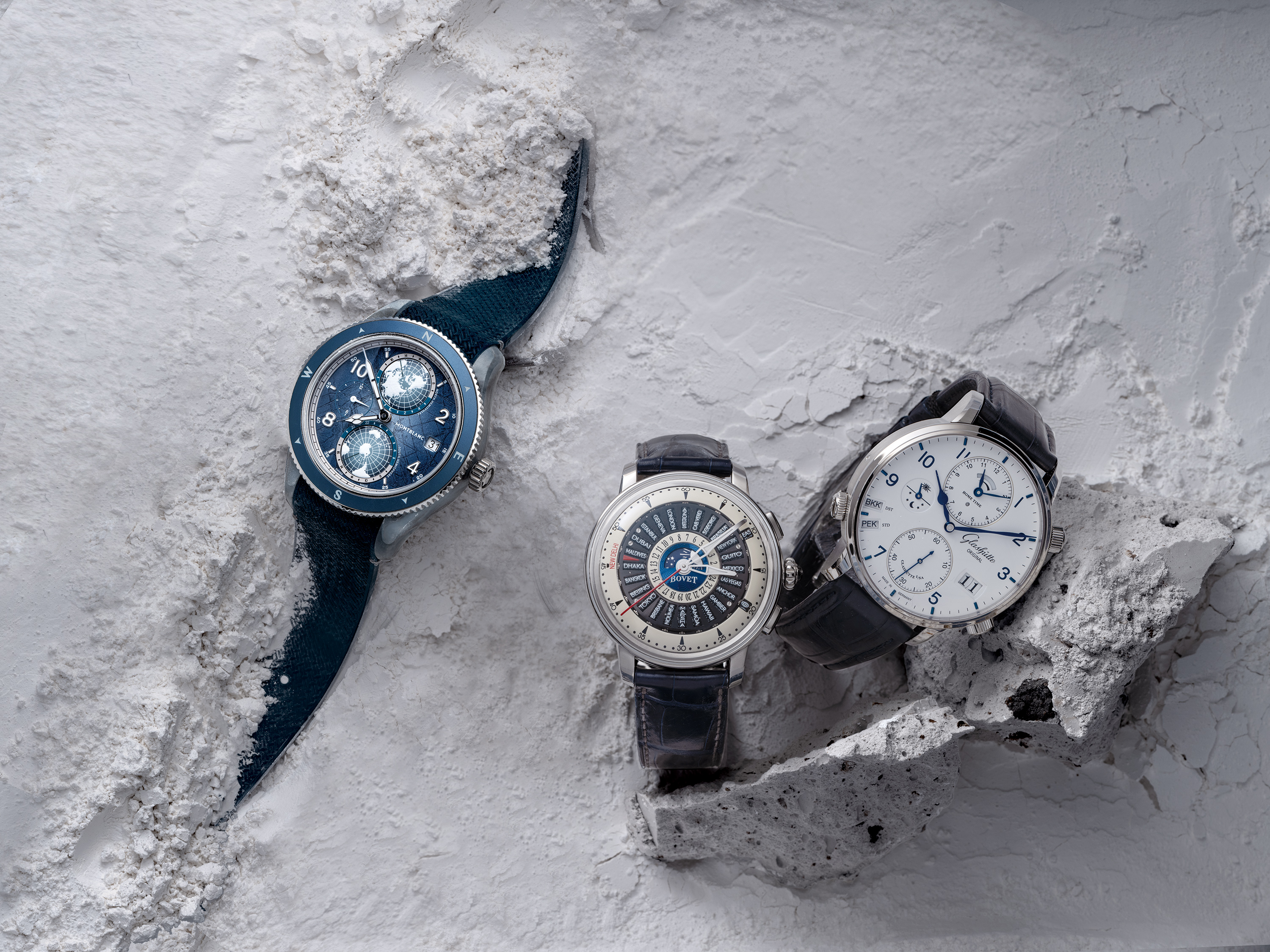 （左） Montblanc 1858 系列 Geosphere 世界時間零氧腕錶「文森峰」限量版，全球限量 986 只。（中） BOVET Récital 30 世界時腕錶，搭載 R30-70-001 高級製錶自動上鍊機芯。（右） Glashütte Original Senator Cosmopolite 議員世界時腕錶。