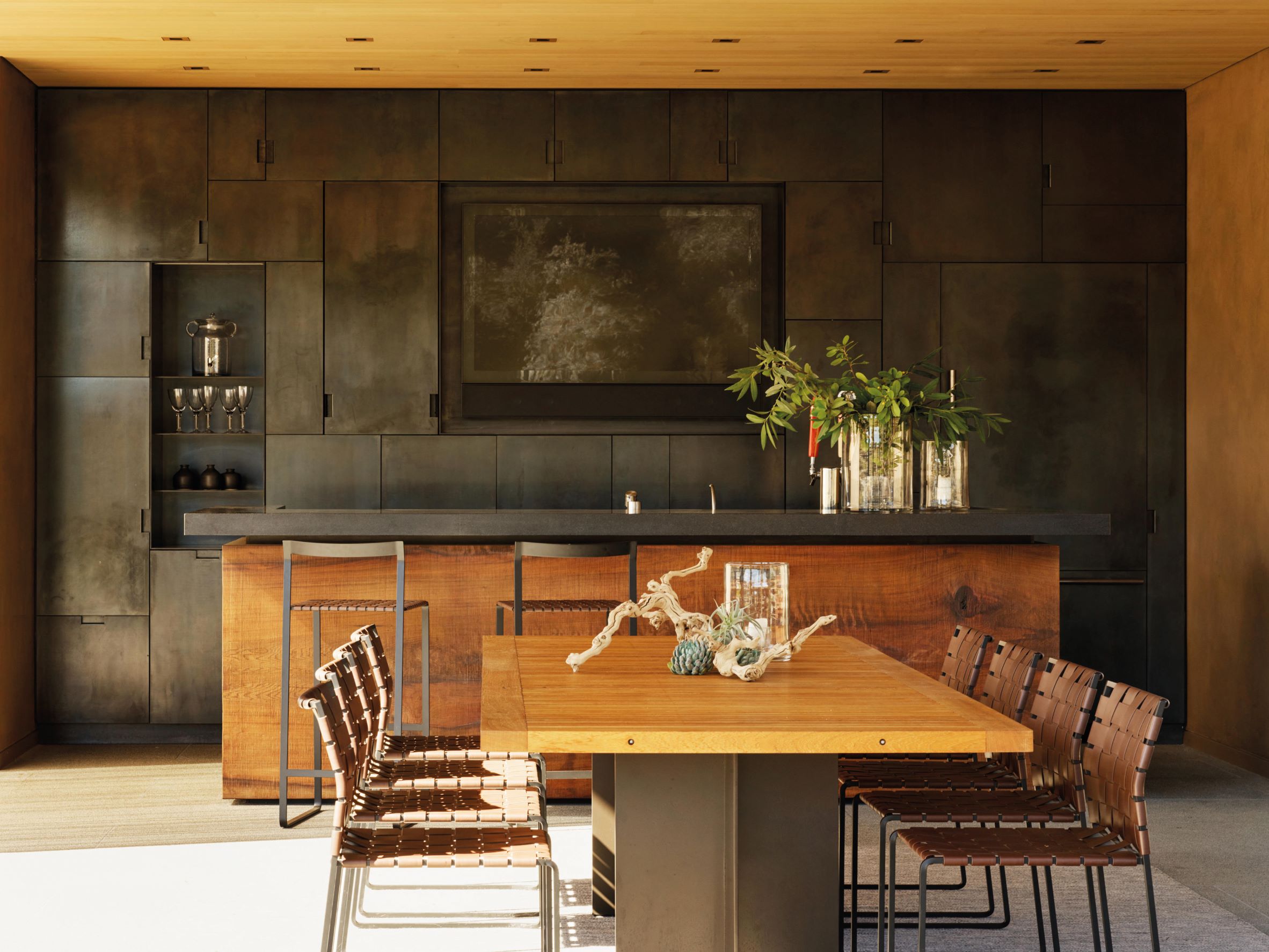 特別訂製的家具，從材質到色彩均取自在地環境，展現室內外連成一氣的氛圍。