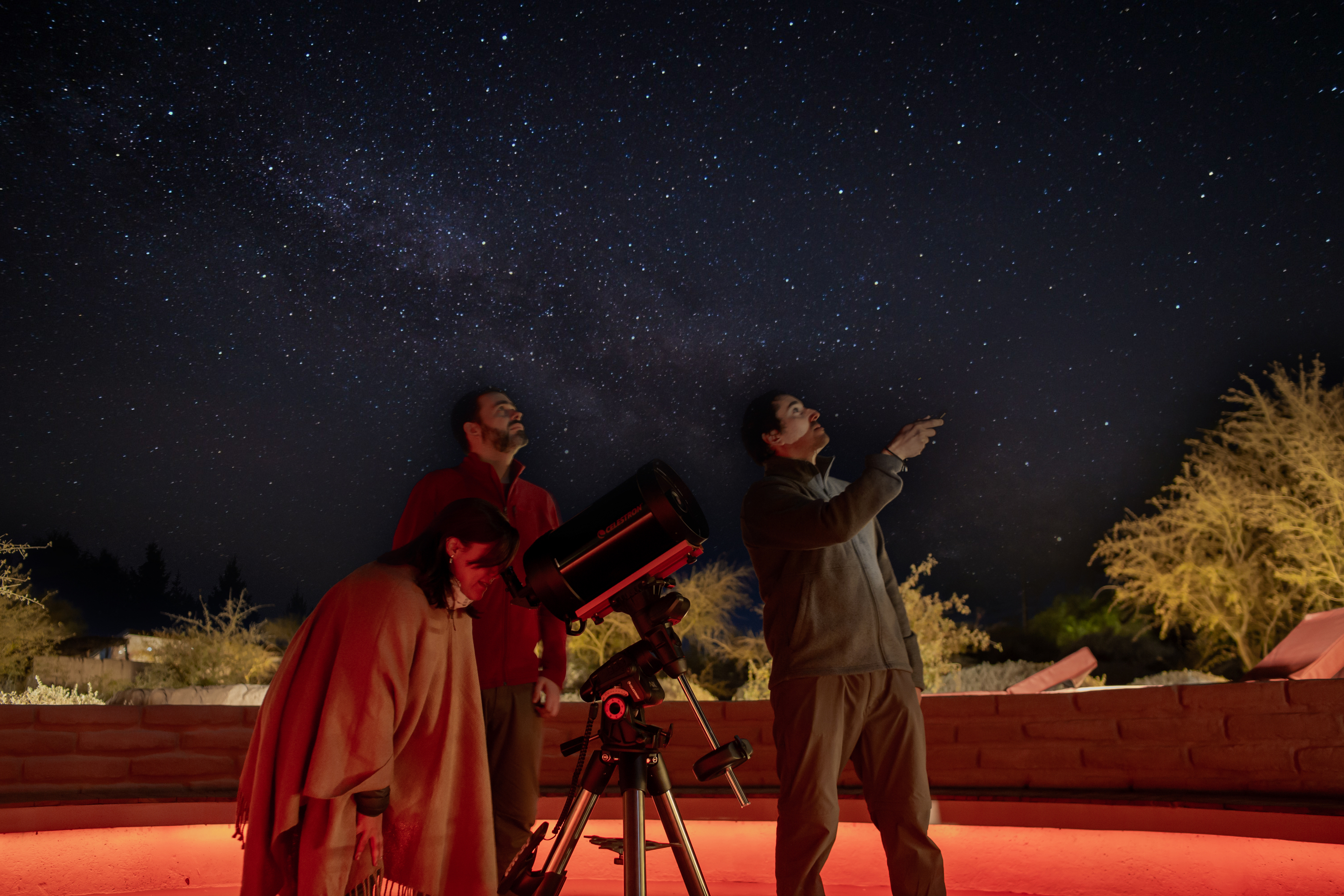 Tierra Atacama 規劃夜間觀星活動，並配備有專業的天文望遠鏡。