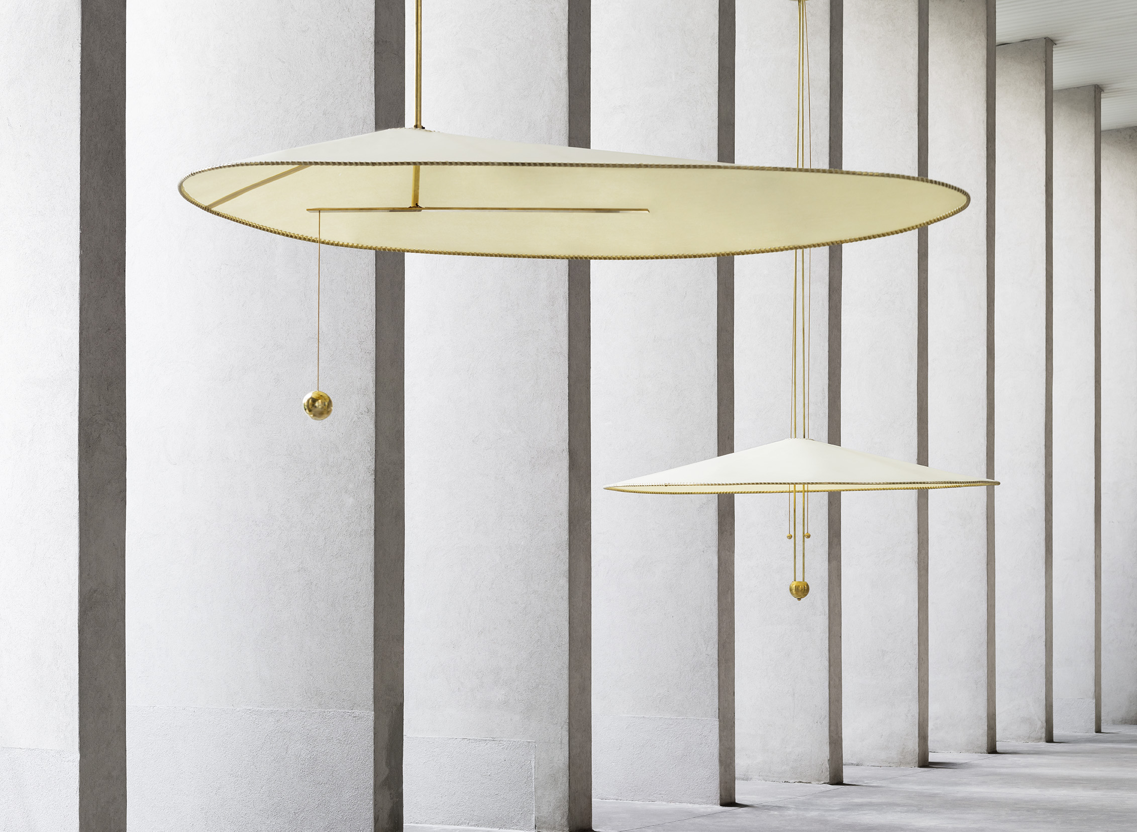 垂直吊燈採用「Lace Up」飾邊，以人手編織的大型托盤靈感取材自品牌經典設計「Punto Selleria 」元素，完成此多功能拋光黃銅燈罩。