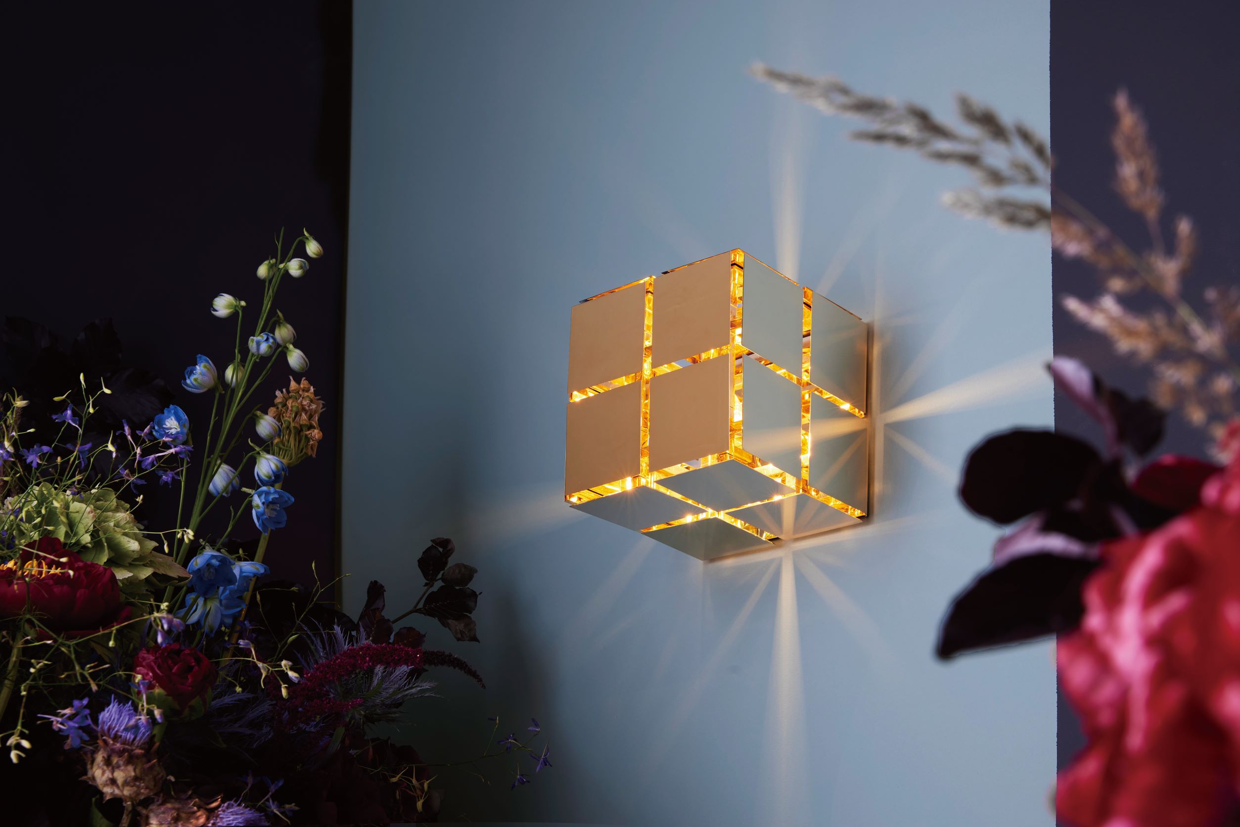 Mydriaz 的 Cube 系列燈飾，讓光線能從黃銅間隙中完美流洩，映照出迷離趣致的藝術視覺。