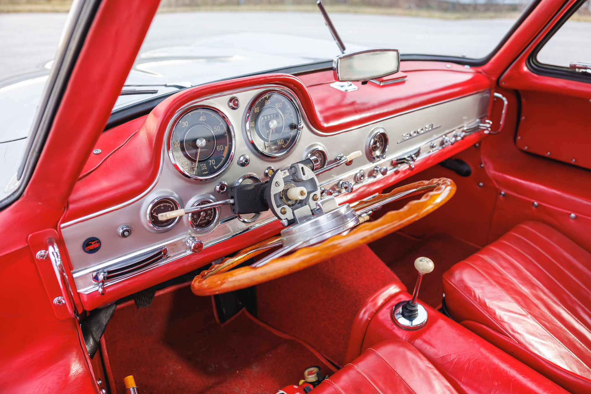 以手工製造的皮革與原木內裝，充分展現了當代的豪奢風格。