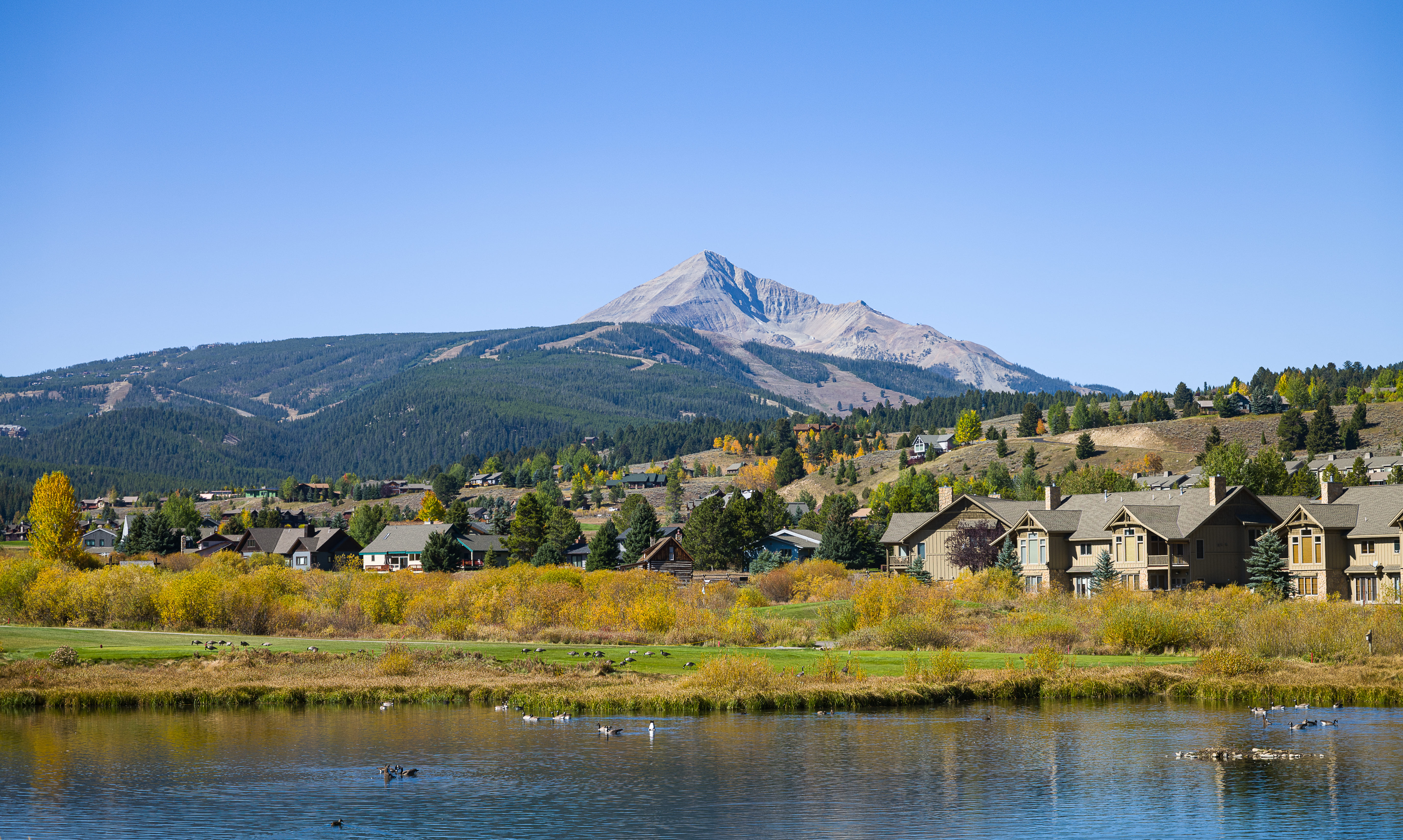 風景如畫的 Big Sky，從冬季滑雪到夏季健行、釣魚，一年四季都有不同的戶外活動可以體驗。（ Photograph by Jak Wonderly ）