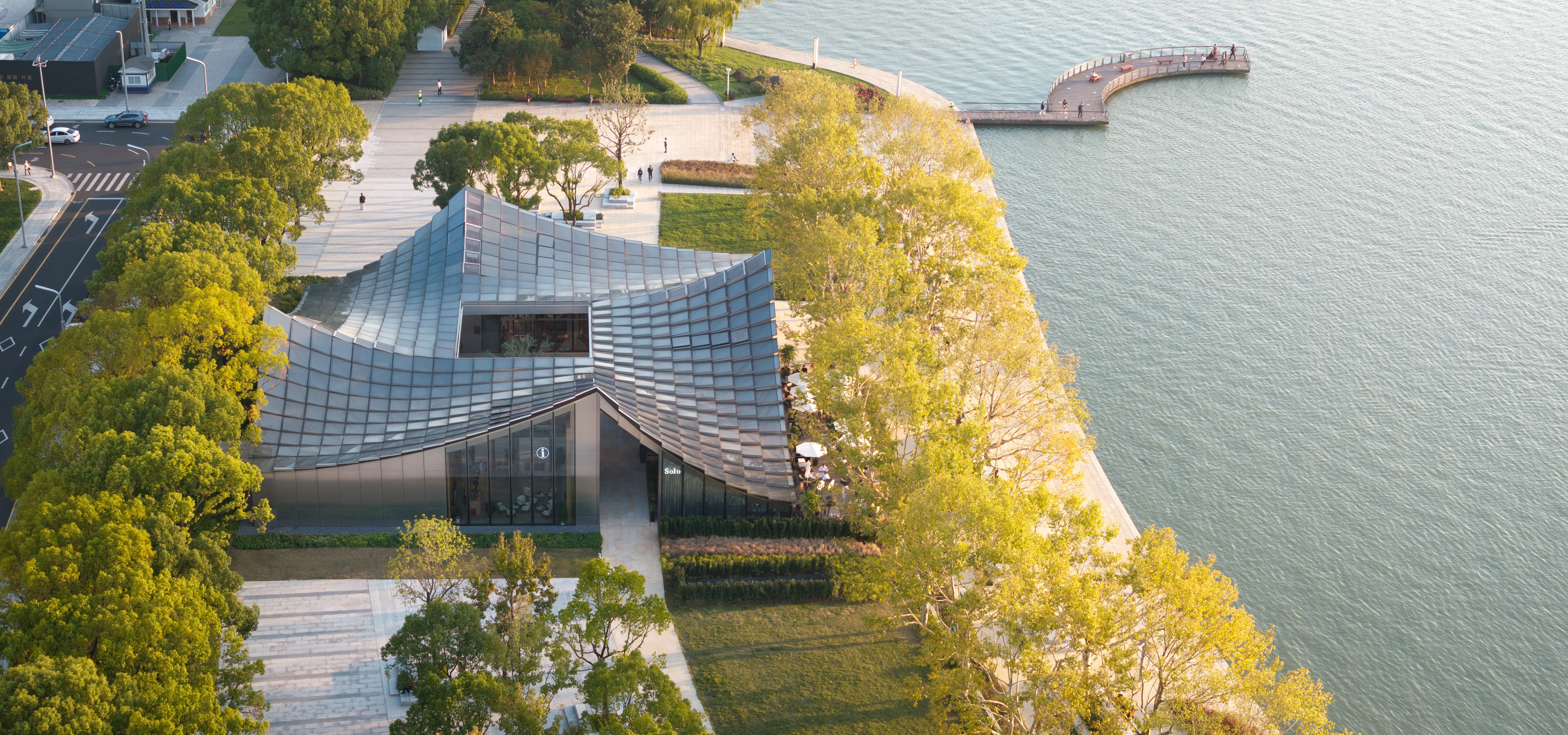 Jinji Lake Pavilion 波浪起伏像素化屋頂