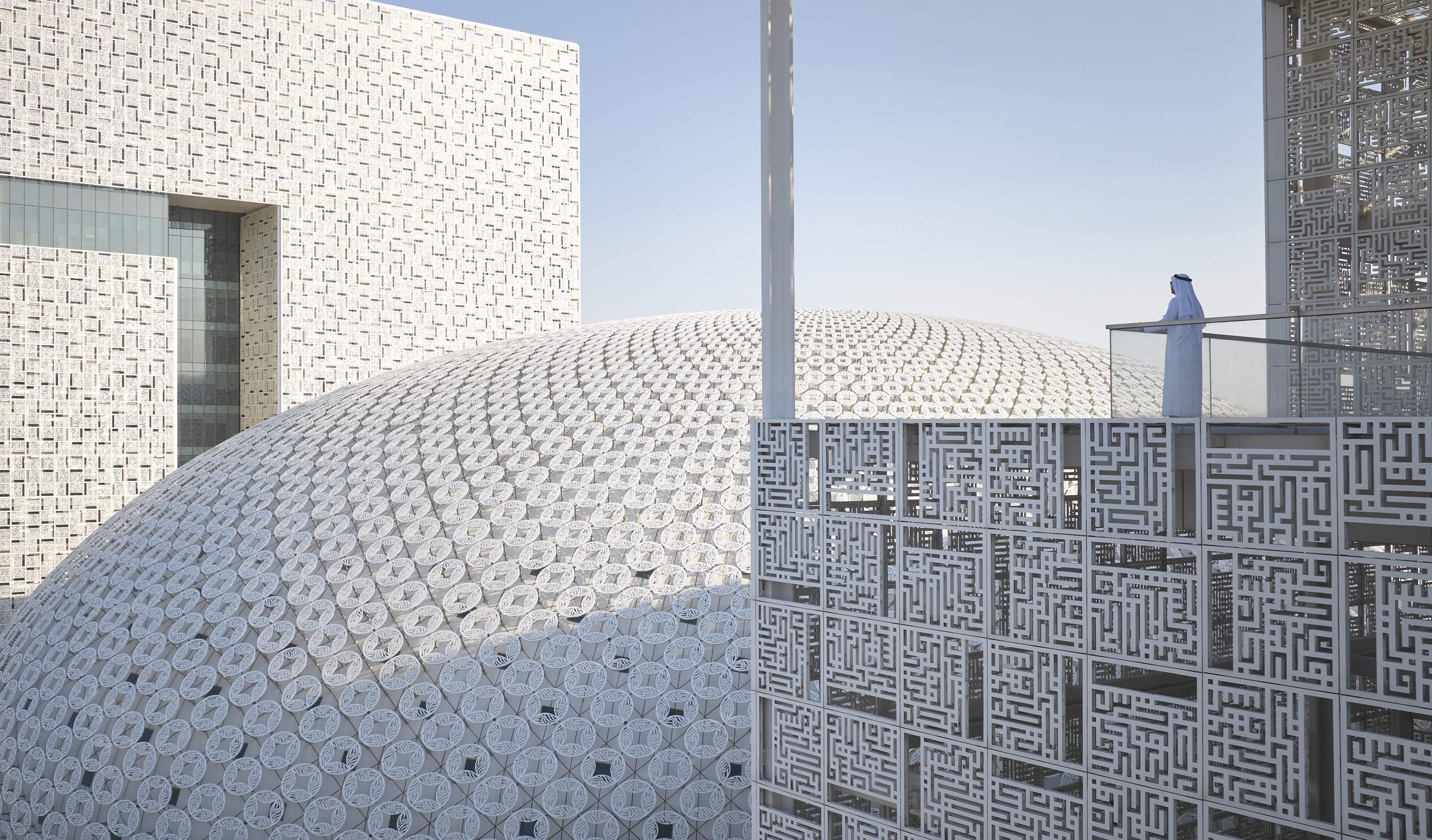 建築群立面以阿拉伯傳統格窗與書法為統一語彙。