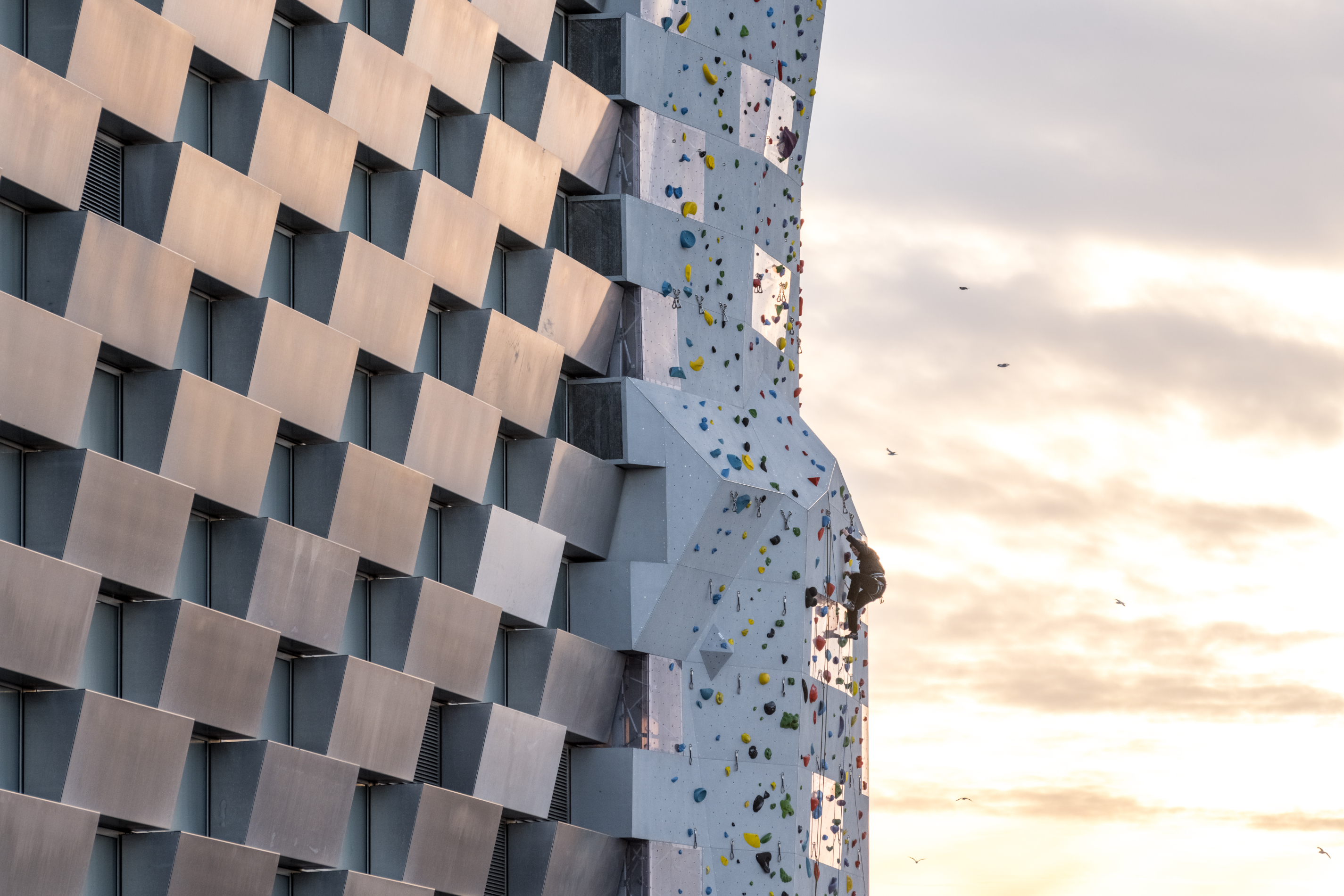 建築由鋁磚堆疊而成， 如同巨大積木錯落排列， 風格獨特鮮明。（ © Rasmus Hjortshøj ）