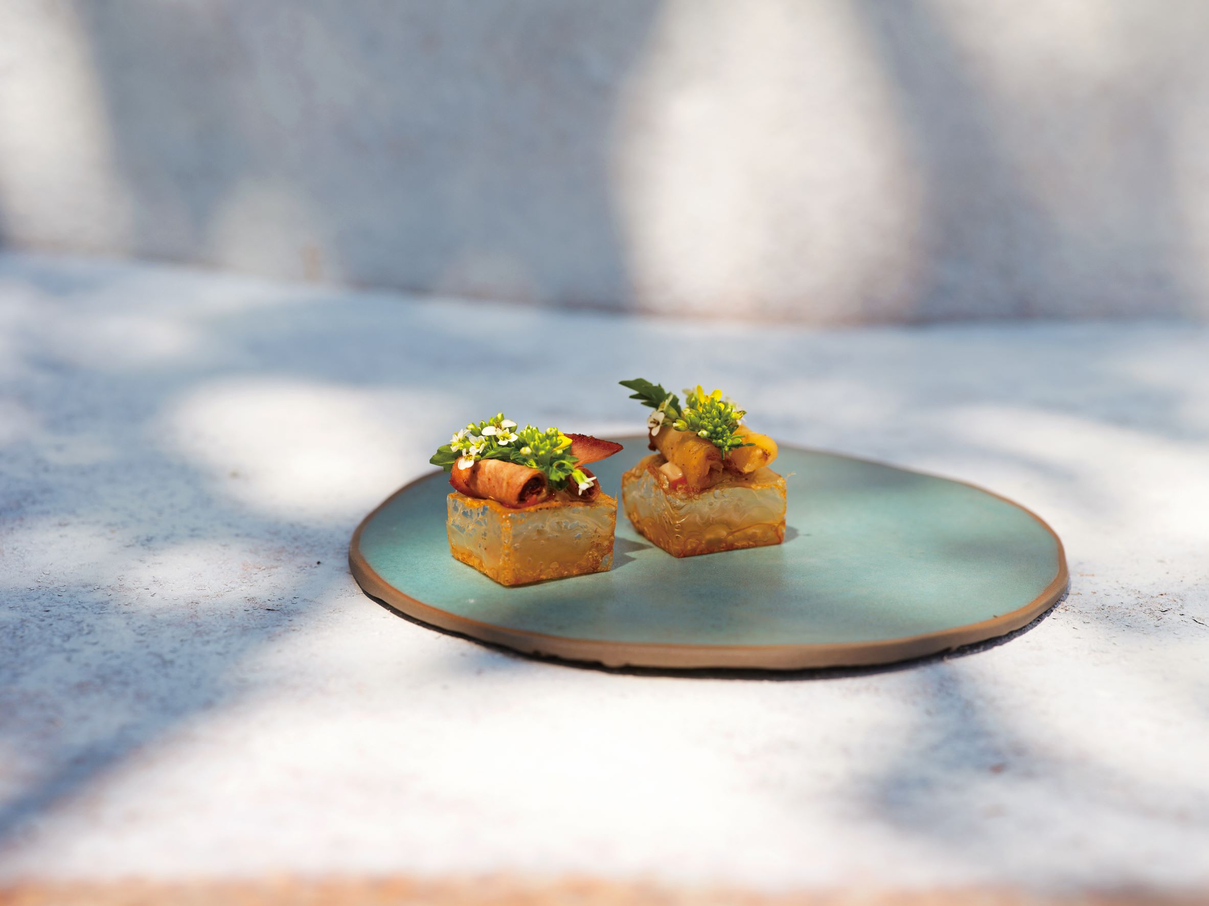 佐海藻凍和野生豆瓣菜的當地產煙燻牛舌。