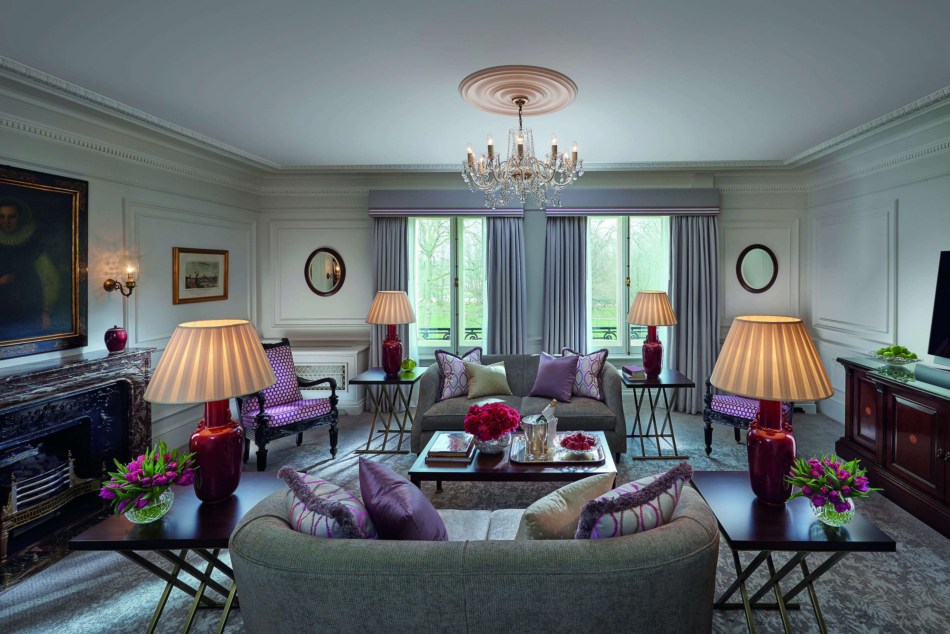 景觀套房設計明亮優雅，暖灰色調為空間增間舒適氛圍。