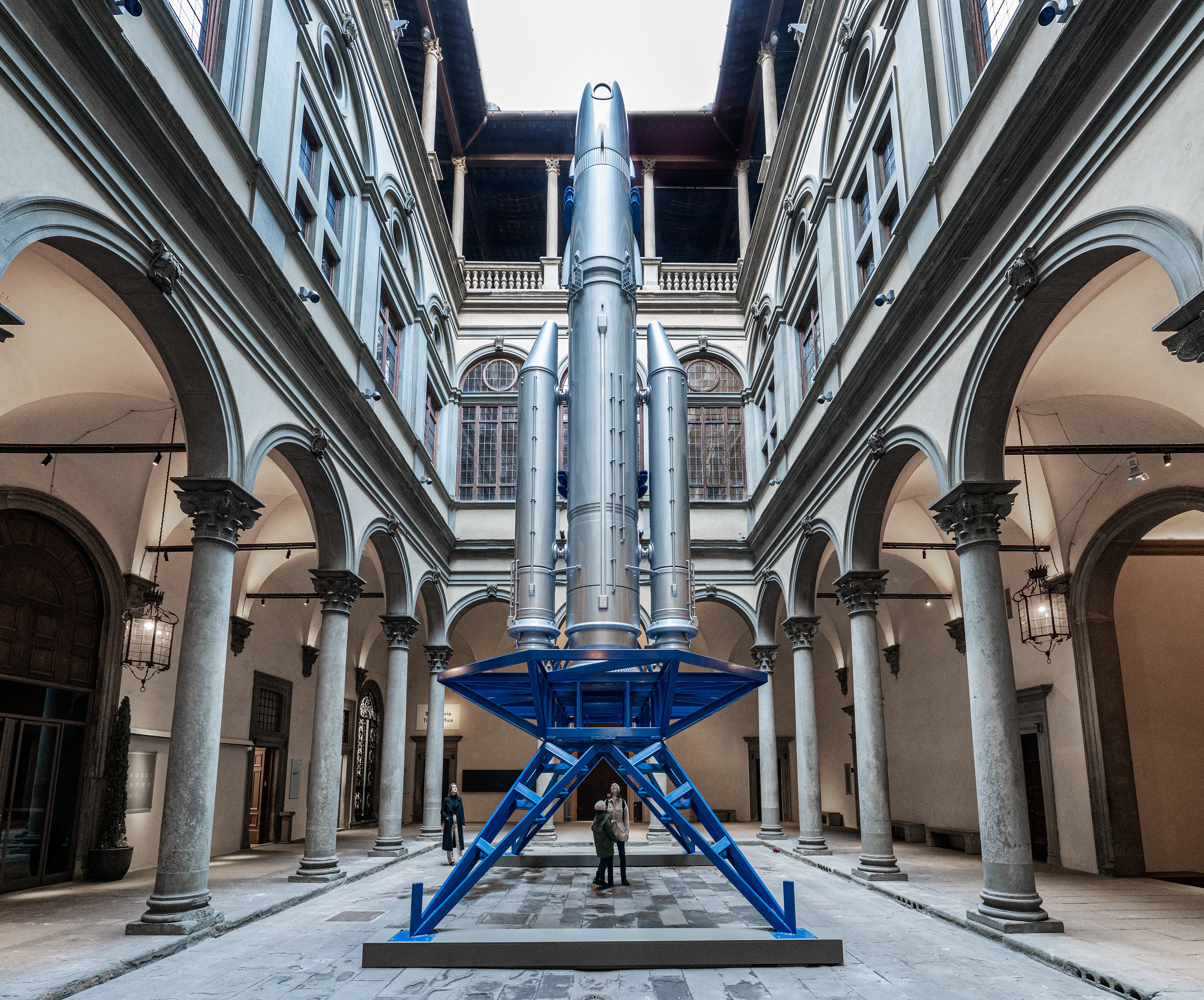 佇立於義大利佛羅倫斯的斯特羅齊宮（ Palazzo Strozzi ），《GONOGO 》雕像是她探討人類熱切期待探索太空、與地球生態議題迫在眉睫的拉扯的作品；這枚火箭是否發射，決定權則留在每個人的心中。（ © GONOGO by Goshka Macuga,