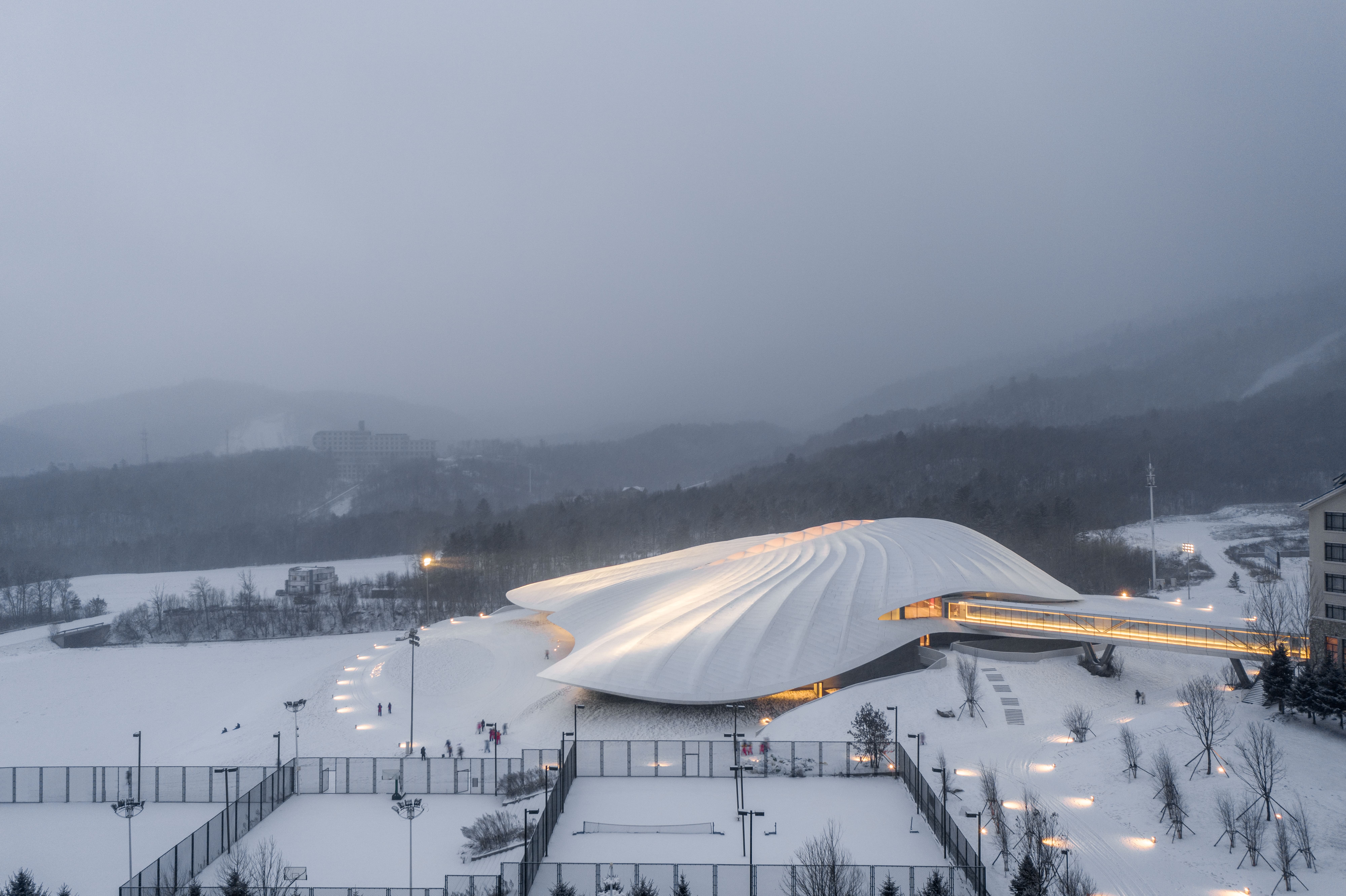 Sensing Architecture in Snow：Yabuli Entrepreneurs Congress Center 雪域建築的感官之境 - 漂浮山坡的雪白大帳蓬
