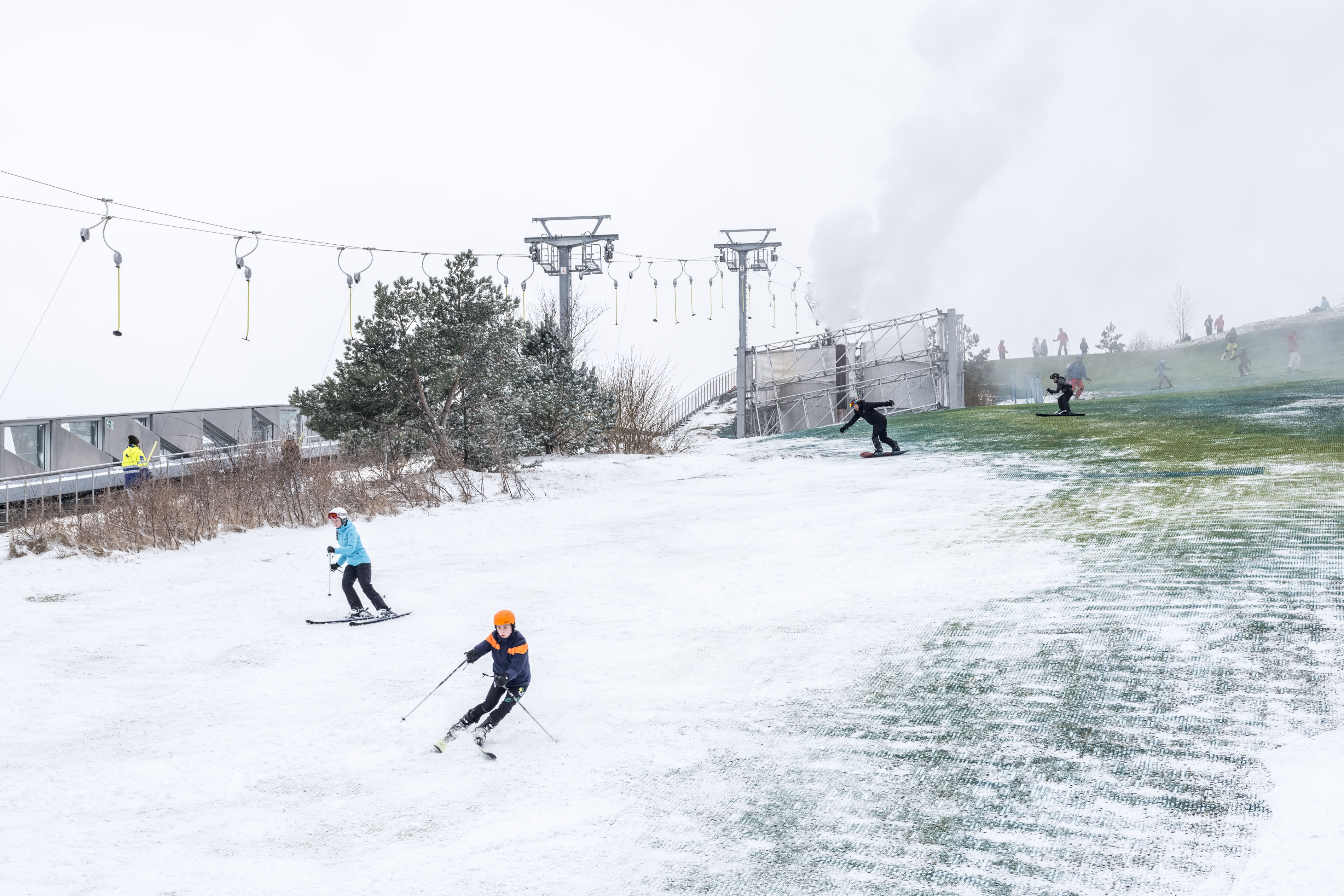 屋頂滑雪場讓滑雪好手可挑戰接近奧運標準的滑道。