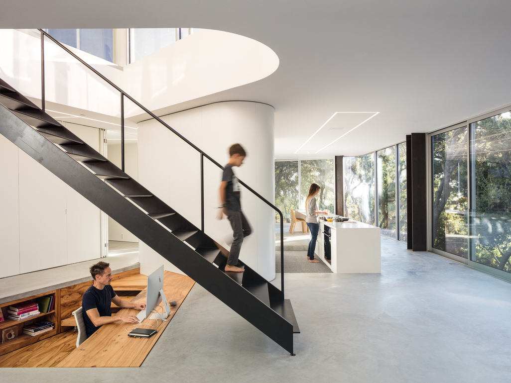 挑空、下沉與直線、圓弧交錯的設計手法，為寬敞舒適的開放公共場域，注入豐富多樣表情，亦區隔出不同功能。